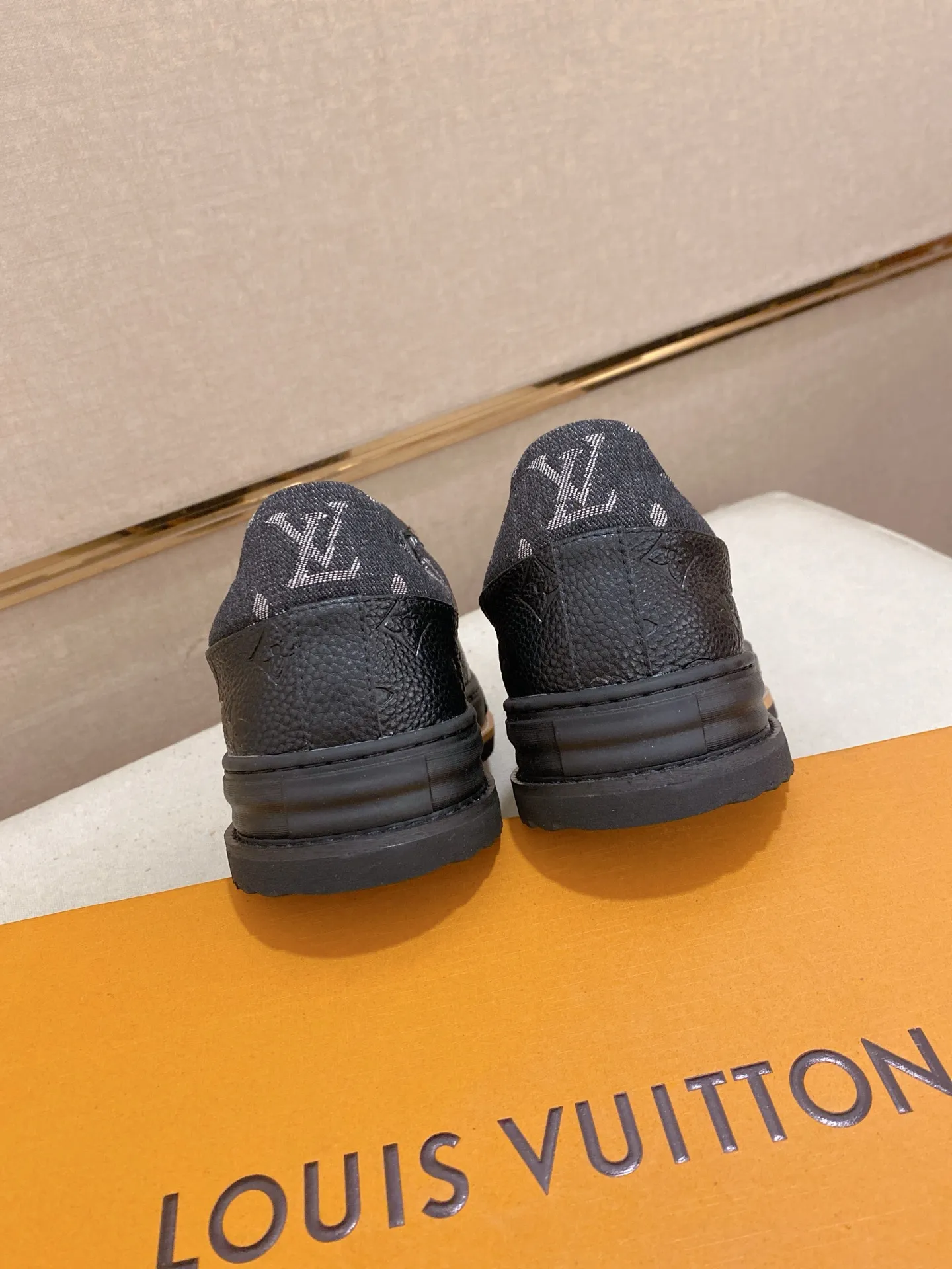 Men's shoes💰 420💰louis vuitton (Louis Vuitton/lv)🔍🔍The new counters are on sale at the same time. The uppers are imported from Italy. ⃣️Re-engraved🇮🇹💪💪, ⚠Sole: The original sole is specially provided by the original factory, the exclusive movable molded sole is super comfortable, ⚠Original and single goods 🔍high quality, you can enter and leave the counter at will, welcome to compare⚠. Code number: 38-44 (45/customized, non-refundable)